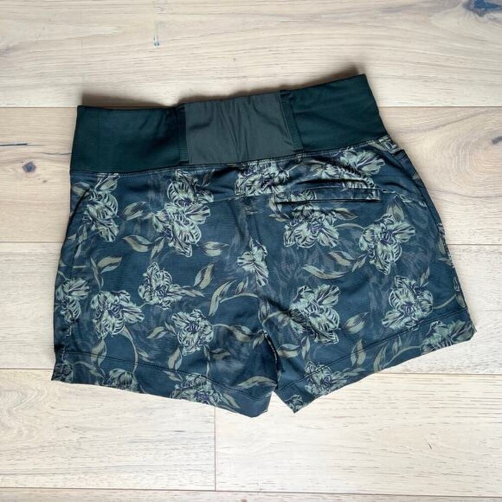 Athleta - Trekkie North Printed Shorts - Green Floral - Zip Pockets - Size - Picture 8 of 9